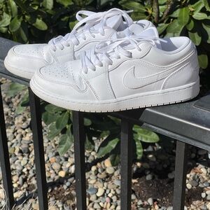 Nike White Athletic Shoes Classic Design